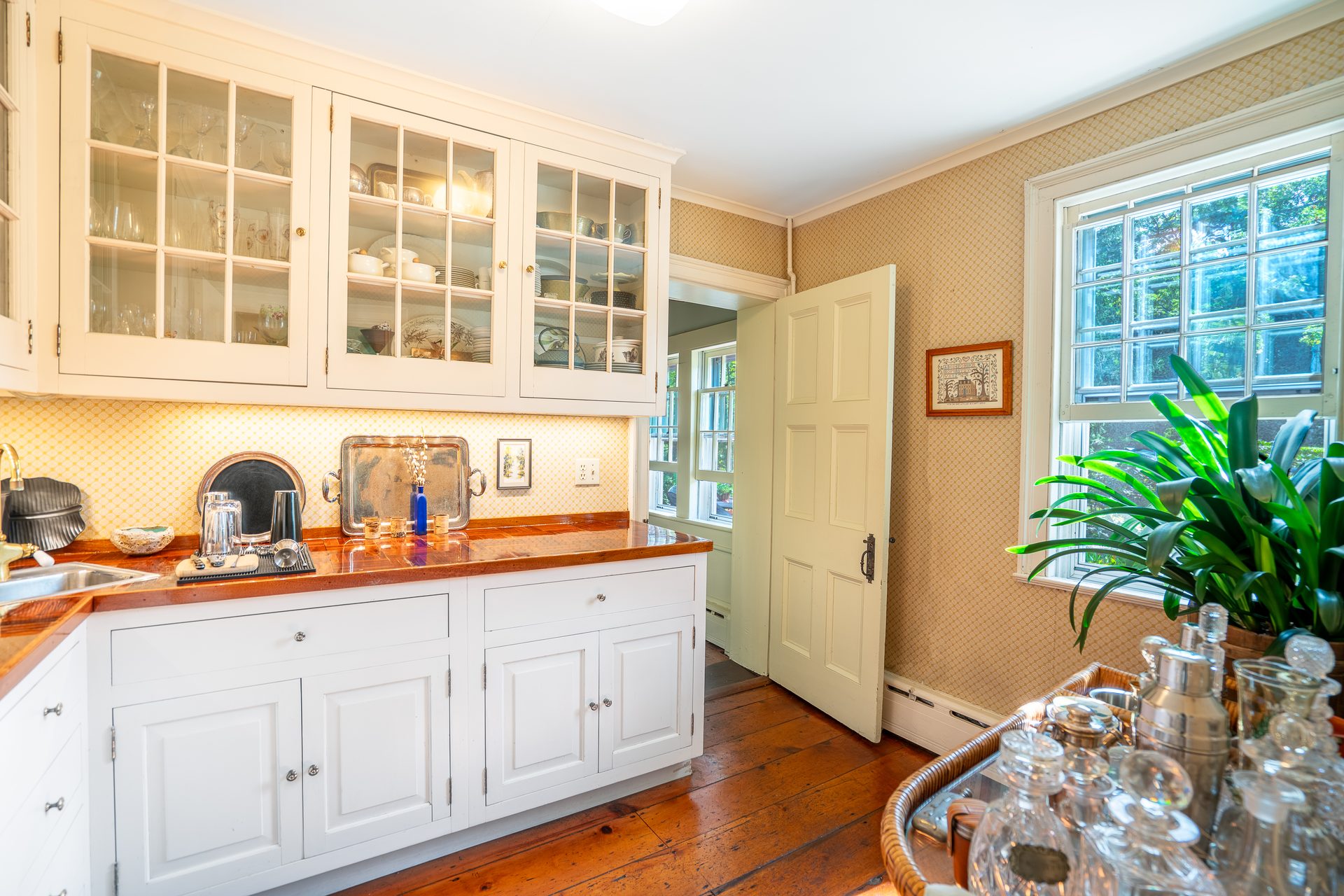 Butler's pantry between kitchen and dining room